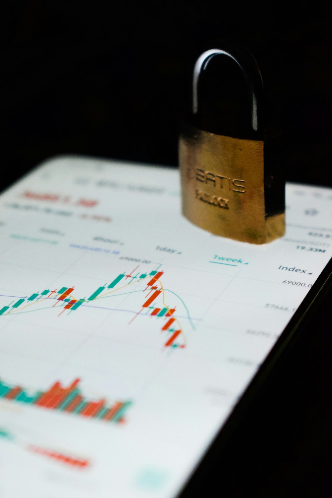 a-padlock-on-top-of-a-computer-screen-j05feeo-ede